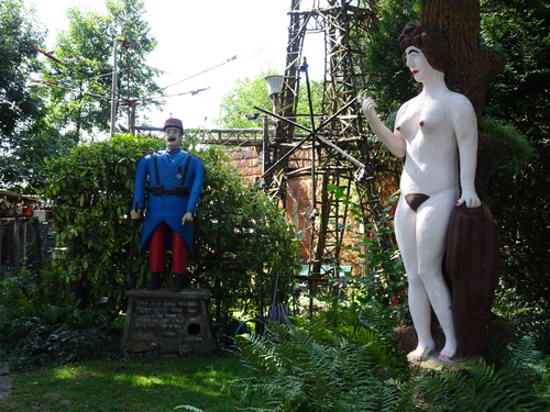 La Fabuloserie, art brut à Cicy (Yonne) : le jardin