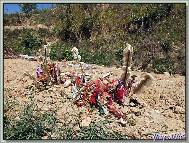 Blog de images-du-pays-des-ours : Images du Pays des Ours (et d'ailleurs ...), Traversée des collines entre Nagarkot et Katmandou: Autel animiste dans un champ - Népal
