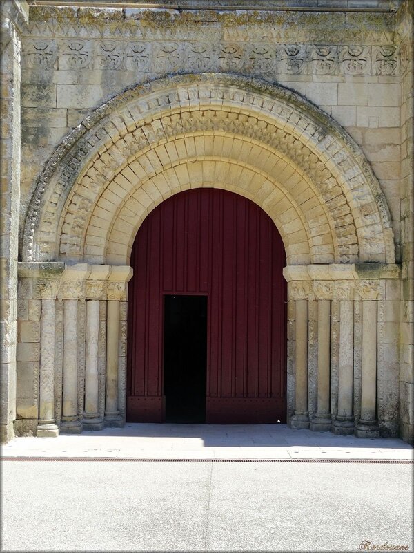 Photo du portail de l'église abbatiale Saint-Vincent