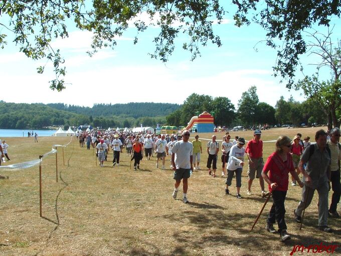 Haute Vienne : Ce dimanche 7 Septembre , une invitation à la marche autour du beau lac Saint Pardoux.  La 11ème édition organisée par le CG87. 2013 avait réunis 3400 participants 