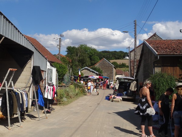 Un agréable vide-greniers à Romprey, hameau de Bure les Templiers