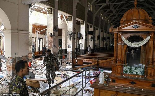Épave: le personnel de sécurité sri lankais inspecte les dégâts au sanctuaire Saint-Antoine après l'attentat à la bombe du dimanche de Pâques