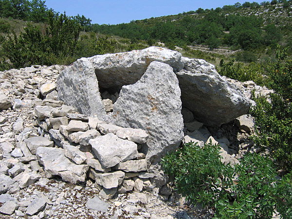 dolmen-en-ruine-commune-de-chandolas-ardeche.JPG