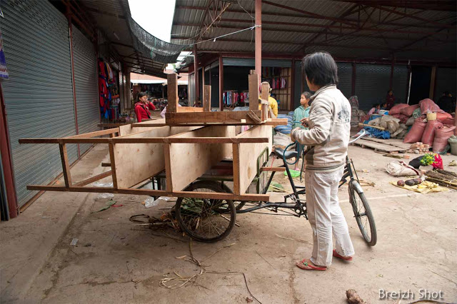 Triporteur - Marché de Luang Namtha Triporteur - Marché de Luang Namtha