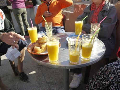 Jus d'orange et beignets