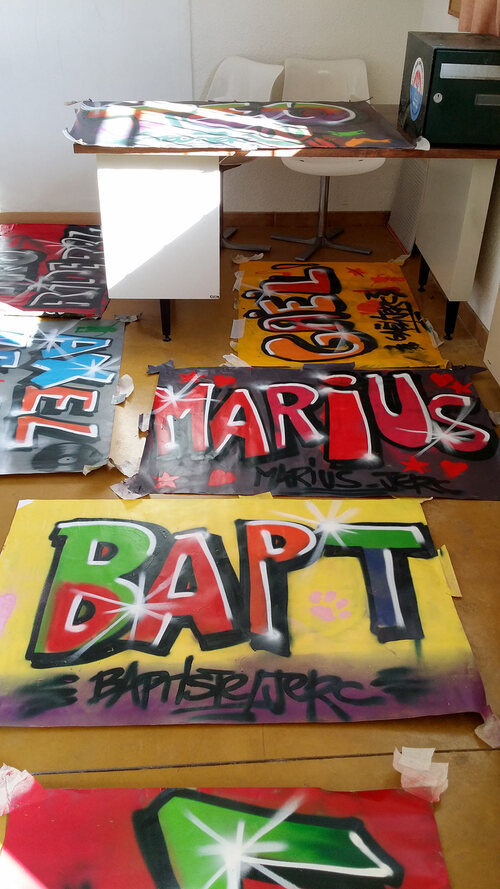 atelier graff à l'ALSH de Pérols (34) initiation au graff sur affichettes pour 20 jeunes de plus de 9 ans. trois groupes durant une heure. Avril 2015 
