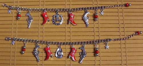 Parure de bijoux country - Bracelet country avec ses santiags rouges, ses revolvers et son fer à cheval