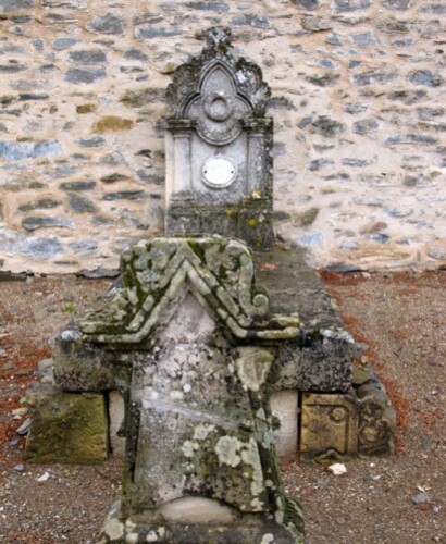 Chapelle Ste Madeleine cimetière tombe ancienne