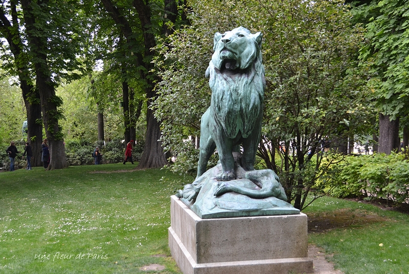 Jardin du Luxembourg : Lion de Nubie et sa proie (bronze, 1870) Auguste CAIN