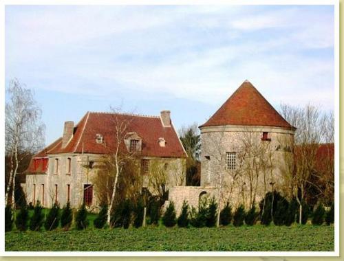 Un petit article pour une petite randonnée. Lescherolles et Moutils sont deux petits villages situés en Seine et Marne, en bordure de la route départementale n° 934 qui joint l'autoroute A4 (route de l'Est) à la nationale 4 et à proximité de la petite ville de La-Ferté-Gaucher (environ 20 km de Coulommiers et 80 de Paris). L'un des derniers petits villages juste avant la limite du département de la Marne. Un havre de pais dans un écrin de verdure.