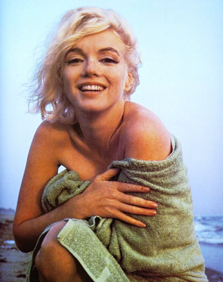 Entre Juin et Juillet 1962, Marilyn pose pour George BARRIS sur la plage de Santa-Monica... Elle décèdera en Août de la même année... à l'âge de 36 ans.