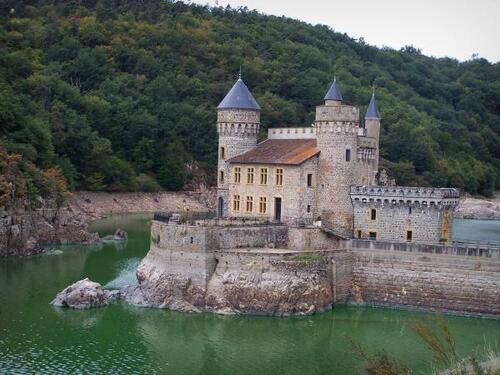 LE CHATEAU DE LA ROCHE