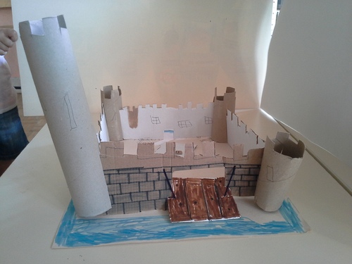 construction de maquette de chateaux fort en carton