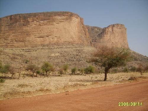 Mali Piste Tombouctou Douenza Falaise en arrivant à Douenza