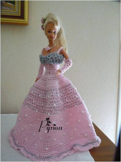Barbie en robe au crochet ,modèle "Eglantine"