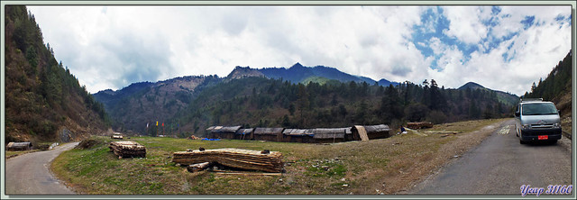 Blog de images-du-pays-des-ours : Images du Pays des Ours (et d'ailleurs ...), Centre de fabrication de bambous tressés - Descente versant Bumthang du col de Péléla - Bhoutan