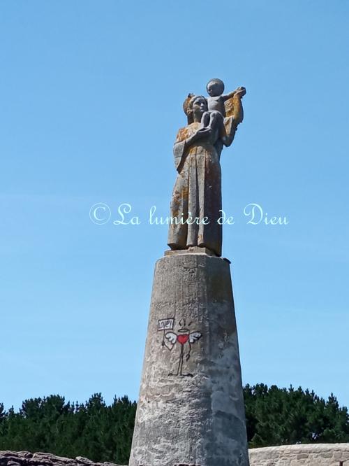 Locmariaquer, statue de Notre-Dame de Kerdro
