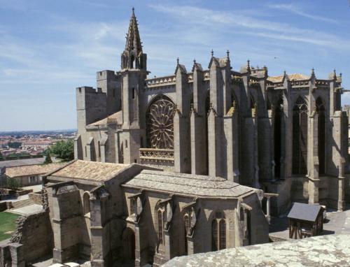 Carcassonne (Aude) : ville basse et basilique de la cité médiévale