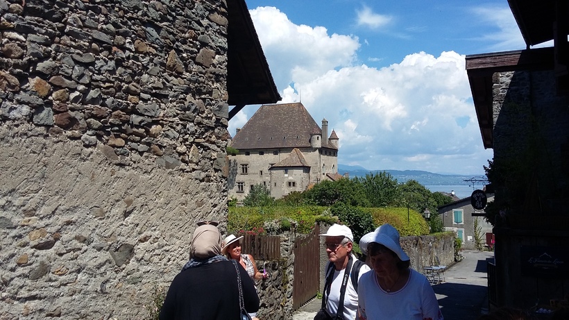 journée à Yvoire beau villa fleuri et médiéval