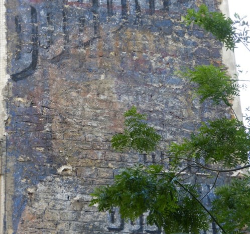 Un mur peint Bébé Cadum presque effacé à Paris - archéologie du quotidien  archéologie du futur