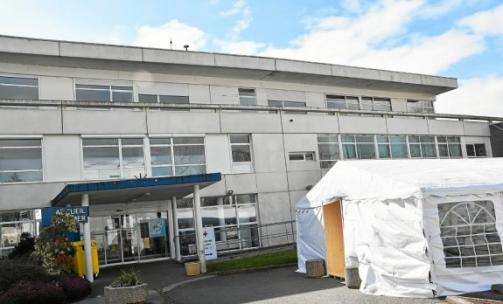 Dès la fin mars, lors de la première vague pandémique, une tente avait été dressée dans la cour de l’hôpital de Carhaix pour l’accueil des patients présentant les symptômes de la covid. Une unité covid dédiée avait été mise en place au même moment. Dès la fin mars, lors de la première vague pandémique, une tente avait été dressée dans la cour de l’hôpital de Carhaix pour l’accueil des patients présentant les symptômes de la covid. Une unité...