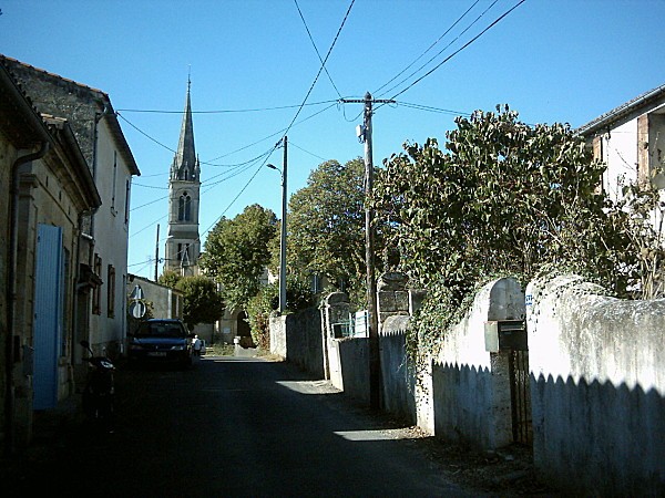beguey-eglise-vu-de-loing.jpg