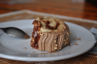 Biscuit roulé au praliné et pralin, ganache au chocolat