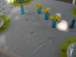 Table bleue et jaune