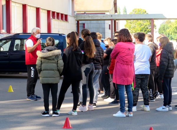 Les élèves de sixième et de cinquième du Collège Fontaine des Ducs de Châtillon sur Seine, ont découvert ce qu'était le "Handisport"