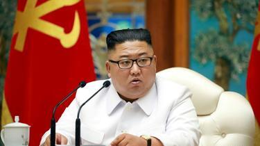 Le dirigeant nord-coréen Kim Jong Un lors d'une réunion d'urgence du bureau politique suite à un premier cas présumé de Covid-19 le 25 juillet 2020 [STR / KCNA VIA KNS/AFP]
