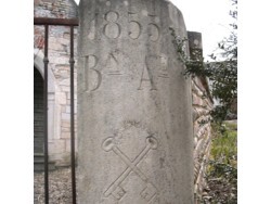 Inscription pilier de la de la Chapelle de saint Blaise à Saint Etienne sur Chalaronne dans la Dombes
