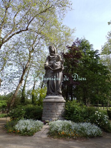 Sainte-Anne d'Auray, les statues de Sainte Anne et Yvon Nicolazic dans le parc