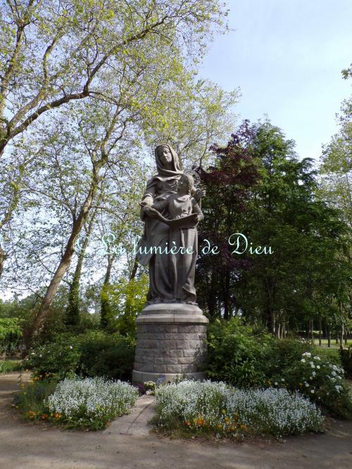 Sainte-Anne d'Auray, les statues de Sainte Anne et Yvon Nicolazic dans le parc