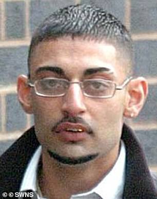 Ahdel Ali, photographié à l'extérieur de la cour de la Couronne de Worcester en 2012, a été attaqué par une arme de fortune à la prison de Wakefield, dans le West Yorkshire, le laissant avec une grosse blessure allant de son cou à son épaule.