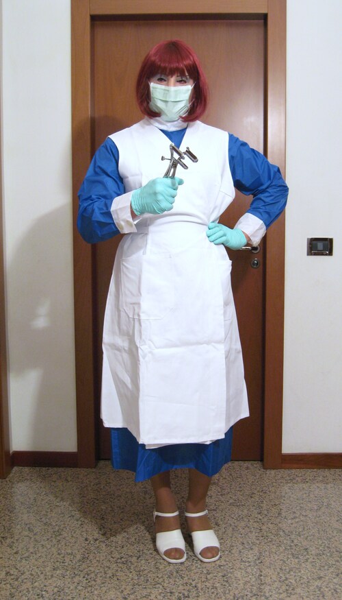 Infirmière Mary en blouse nylon bleu