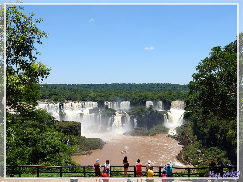 Fugitivement nous apercevons les chutes (nous découvrirons plus tard que ceci n'en est qu'une infime partie !) - Foz do Iguaçu - Brésil