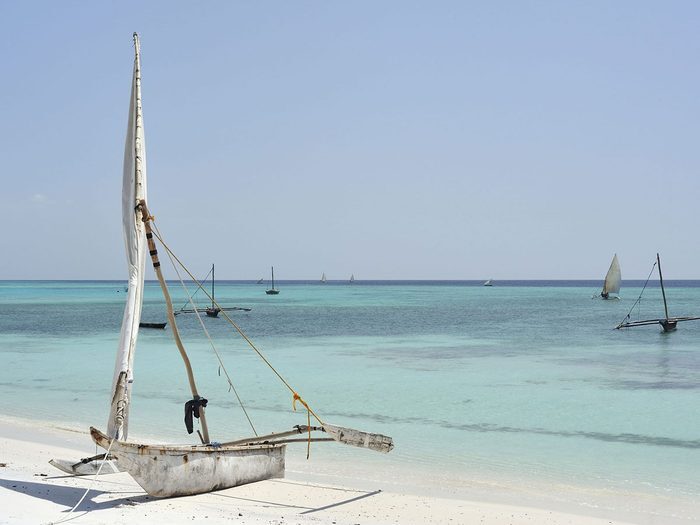 La plage d'eau chaude de Panga ya Watoro à l’île de Pemba dans l’archipel de Zanzibar, en Tanzanie.