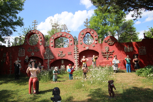 La Fabuloserie, art brut à Cicy (Yonne) : le jardin