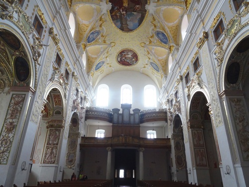 Autour de l'église Zaint Zean Baptiste de Trnava en Slovaquie (photos)