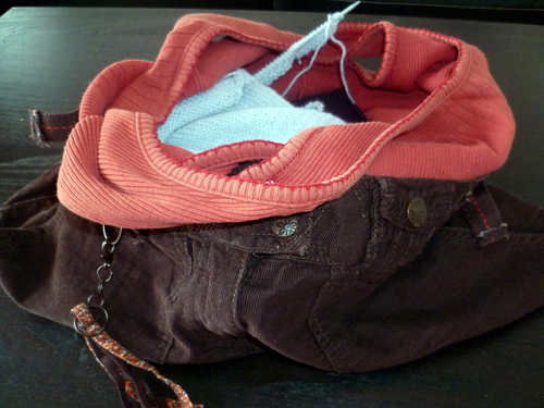 Un pantalon + un débardeur = un sac à tricot