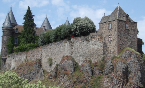 Le château du Sailhant et sa cascade