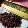 12mai 086 Repas traditionnel de Tana Toraja = viande épicée cuite dans un tube en bamboo, servie a