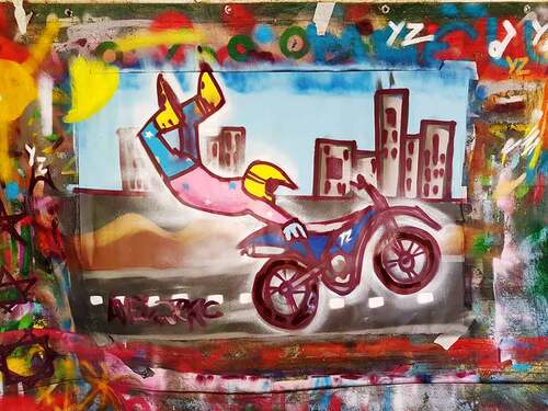 atelier graff initiaition au maniement de la bombe de peinture avec des jeunes de St Drézéry (34) Réalisation d'oeuvres sur affichettes. Avril 2018