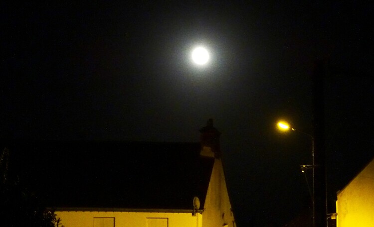 A la rencontre de la lune à Saint Goustan port d'Auray (Morbihan)