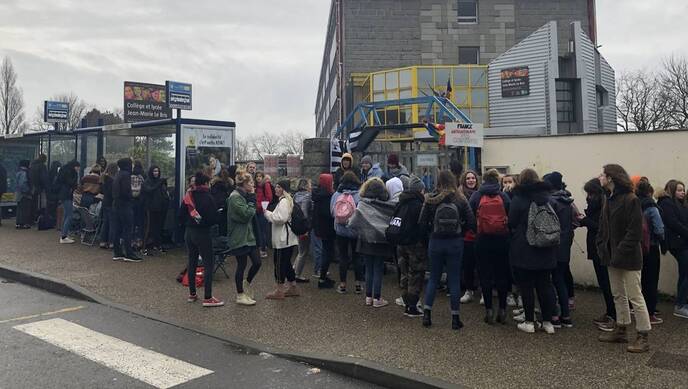 Ce jeudi 13 décembre, une centaine de lycéens manifeste devant la cité scolaire Jean-Marie Le Bris.