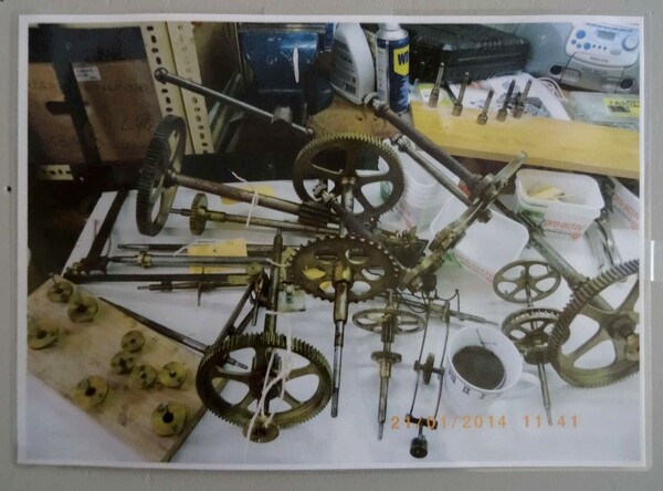 Le mécanisme de l'horloge de l'églide de Montigny sur Aube a été superbement rénové....