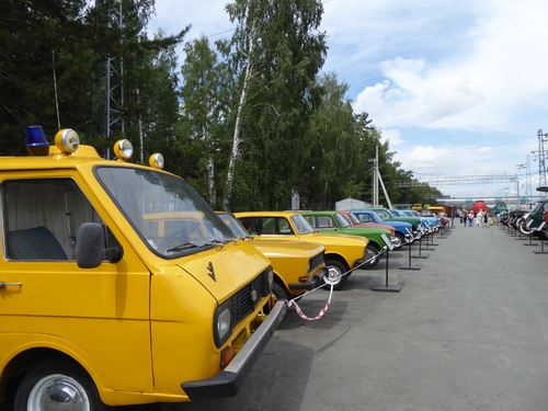 Voyage Transsibérien 2017, le 14/07, 7ème jour,  Novossibirsk, vieilles voitures