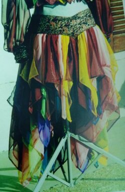 Robe pour le Passage de l'An 2000    Pour une collègue , un énorme travail d'ourlet avec du tissu qui glisse !