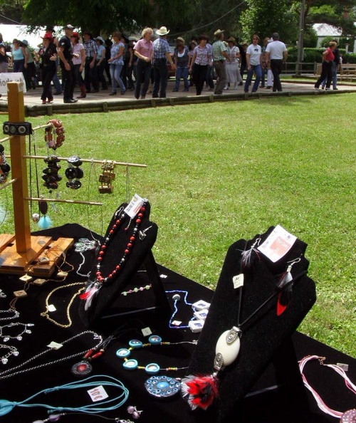 Exposition de bijoux ambiance country et bikers