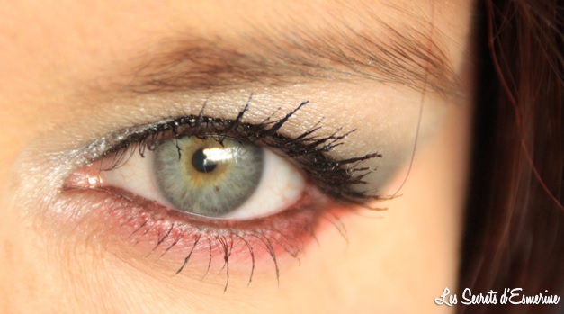 maquillage des yeux rouge et gris